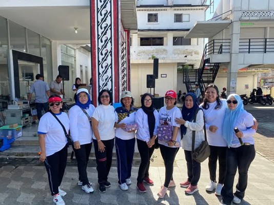 Fun Walk dalam memperingati HUT IBI (IKATAN BIDAN INDONESIA ) Cabang Kota Pematang Siantar