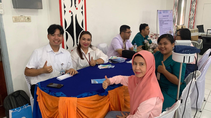Pemeriksaan Gula Darah dan Cek Tensi Gratis dalam acara HUT IWABRI KE 25 (Ikatan Wanita BRI) Pematang Siantar                                                            